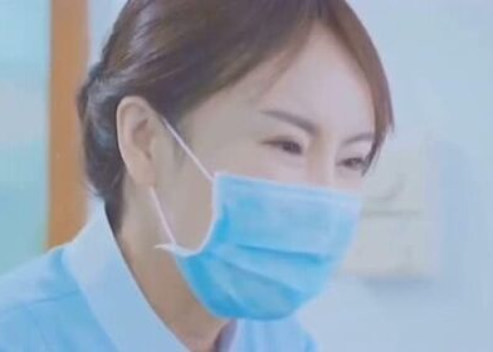 疫情扯口罩的小孩最后怎么样了（疫情小女孩扯掉医生口罩）
