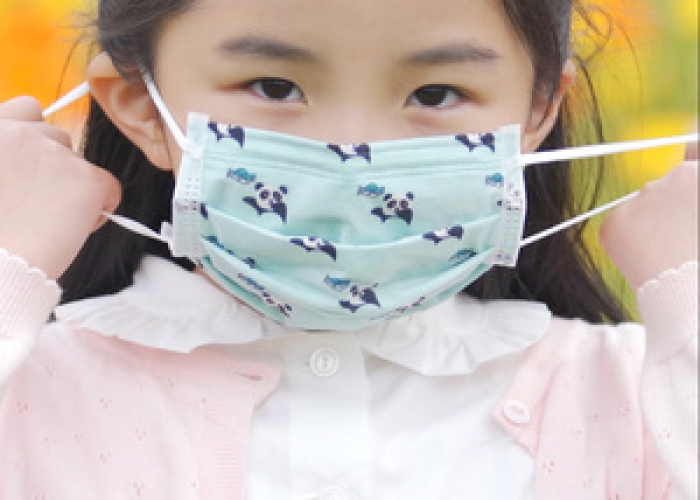 疫情扯口罩的小孩最后怎么样了（疫情小女孩扯掉医生口罩）