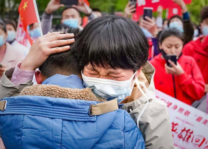 疫情感人图片合集（疫情间感人照片）