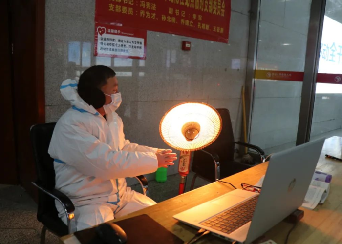 疫情期间工作人员坚守岗位（疫情期间坚守岗位事迹材料）