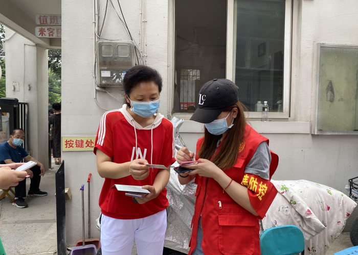 关于疫情当志愿者的英语作文（疫情志愿者英语作文80字）
