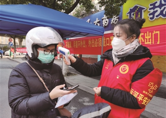 抗击疫情50个感人瞬间200字（抗击疫情的感人时刻）