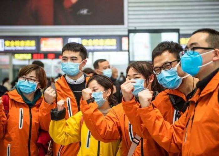 外国人看新冠疫情期间的感人视频（老外看疫情中国人的强大和幽默）