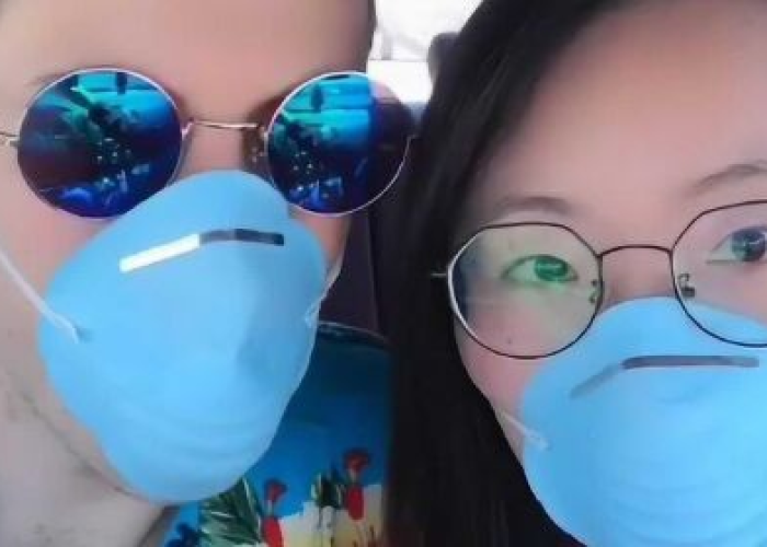 外国人看新冠疫情期间的感人视频（老外看疫情中国人的强大和幽默）