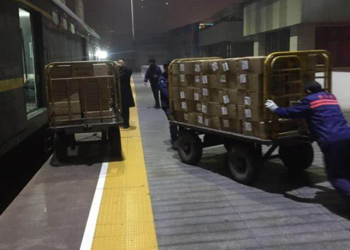 郑州疫情医护人员感人视频（郑州医护人员抗击疫情图片）
