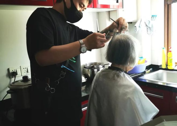 疫情在家理发图片（疫情期间理发注意事项）