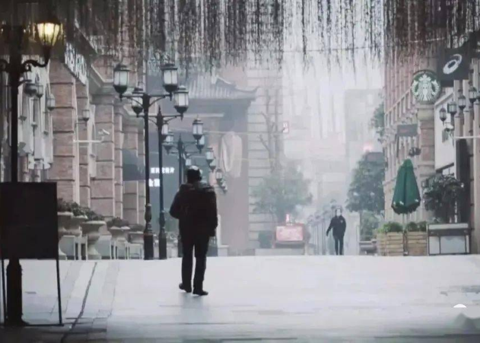 疫情放开街上没人的文案（疫情下无人的街道）