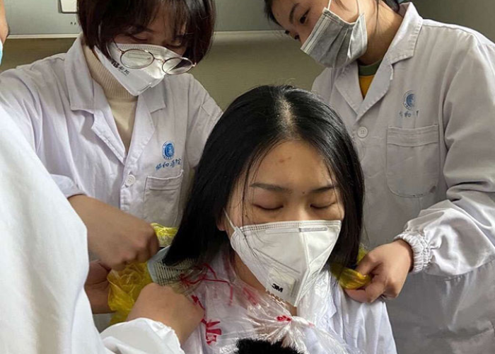 疫情感动瞬间医护人员剪发（疫情期间医护人员剪头发事迹）