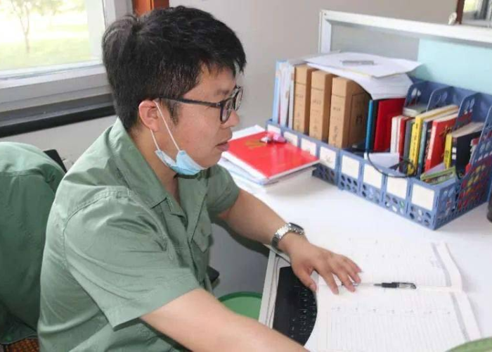 疫情期间坚持工作的人物事迹（疫情期间坚持工作的人物事迹怎么写）