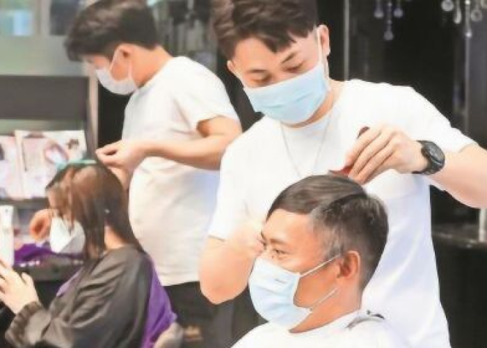 疫情期间正确理发姿势（疫情期间怎样理发）