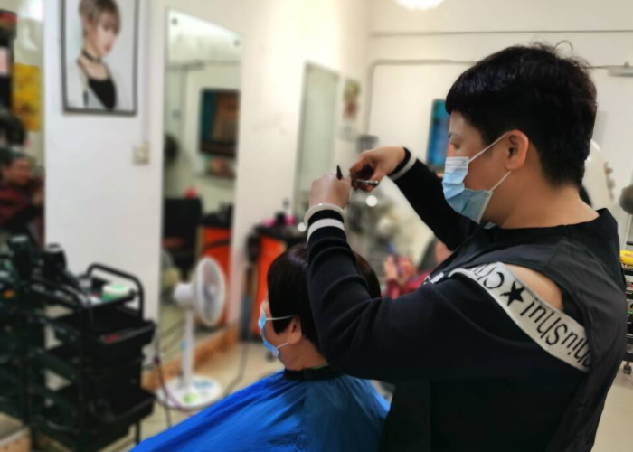 疫情期间正确理发姿势（疫情期间怎样理发）