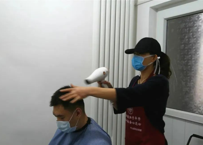 疫情在家理发全过程怎么写（疫情 理发）