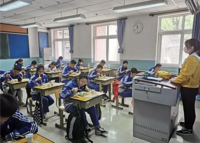 疫情总会过去学生总会开学（疫情下开学后的感受）