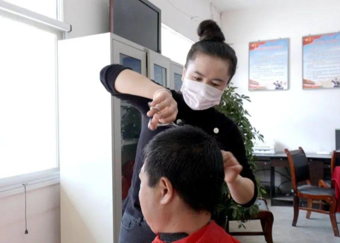 疫情在家理发视频大全（疫情理发师）
