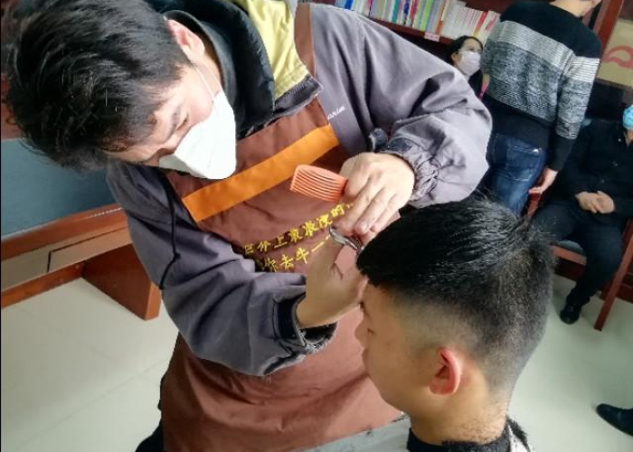 疫情期间在家理发吧（疫情期间在家理发吧怎么说）