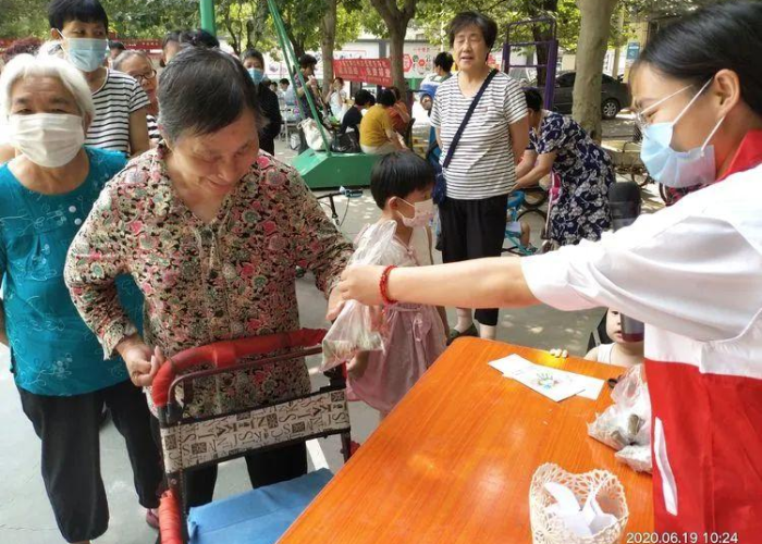 感人的抗击疫情的图片（抗疫感人图画）
