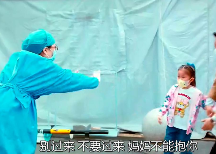 疫情小孩扯掉护士口罩是真的吗（疫情小孩扯掉护士口罩是真的吗视频）