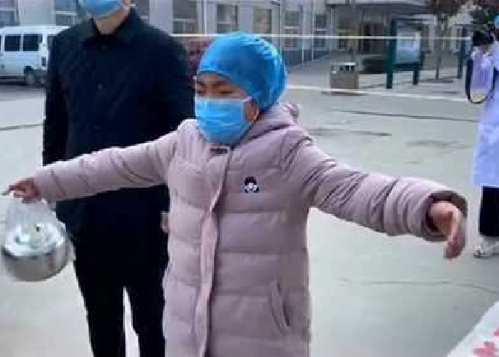 疫情小孩扯掉护士口罩是真的吗（疫情小孩扯掉护士口罩是真的吗视频）