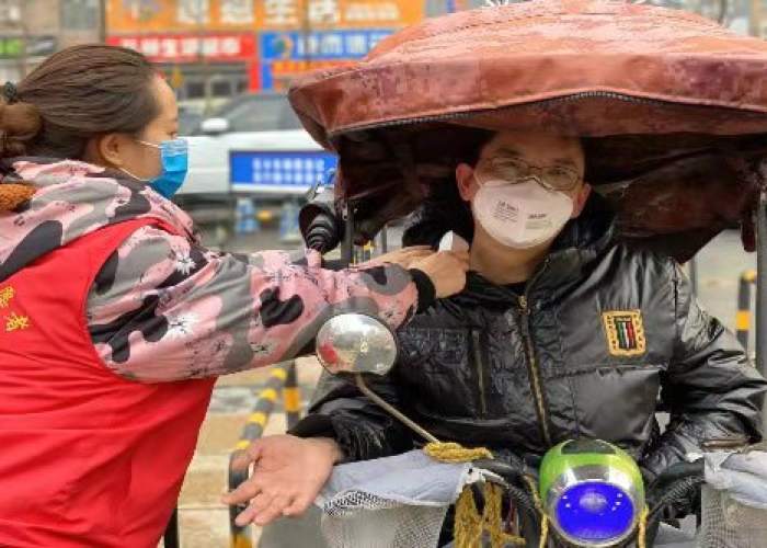 抗击疫情的感动瞬间视频（抗击疫情的感人举动视频）