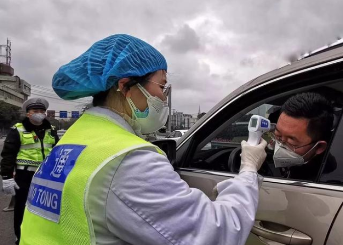 抗击疫情的感动瞬间视频（抗击疫情的感人举动视频）