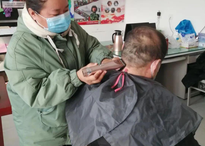 疫情期间理发店温馨提示怎么写（疫情期间理发店温馨提示怎么写文案）