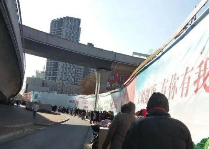 新冠疫情的源头是什么?（新冠疫情源自）