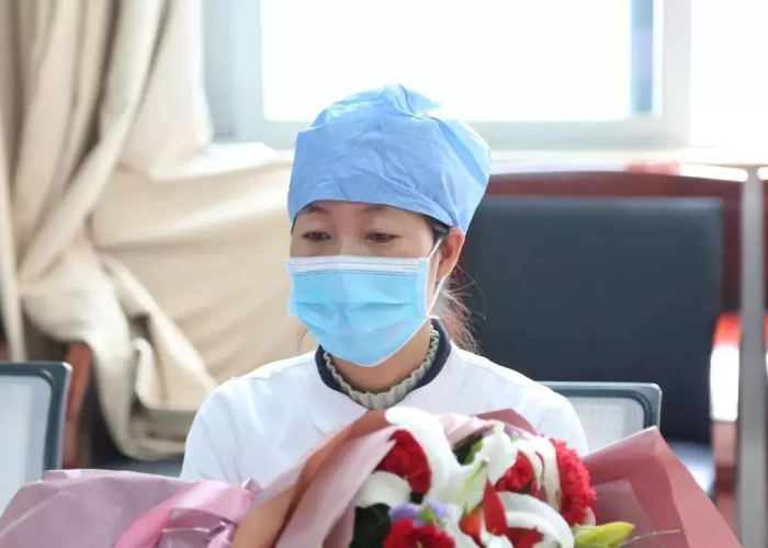 疫情期间感人瞬间女护士（疫情期间感人的具体事例护士）