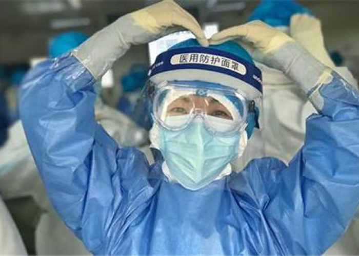 疫情期间感人瞬间女护士（疫情期间感人的具体事例护士）