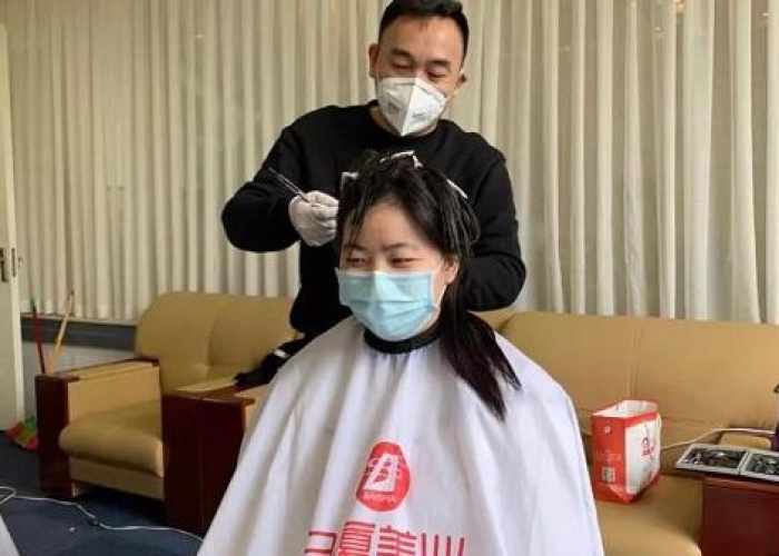 疫情期间自己剪发（疫情期间丹霞剪头发）