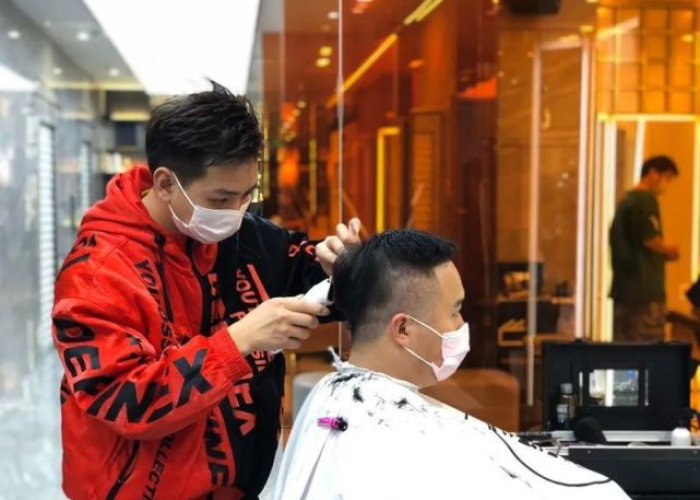 疫情理发店关门在家剪（疫情期间理发店开门吗）