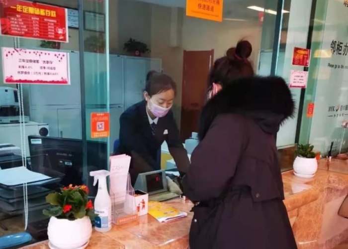疫情期间带病坚持工作事迹银行（疫情期间银行员工感人故事）