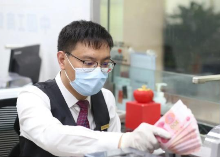 疫情期间带病坚持工作事迹银行（疫情期间银行员工感人故事）