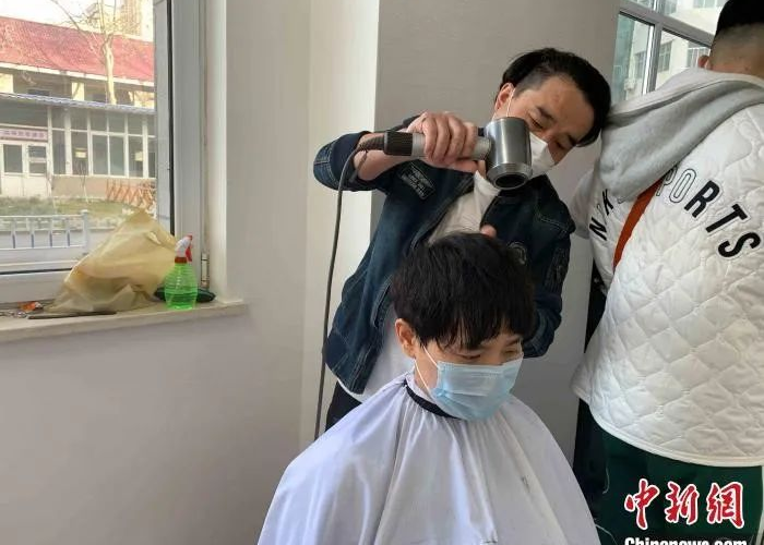 疫情期间自己在家理发的教程（疫情期间理发注意事项）