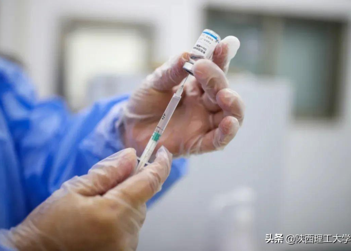 疫情最终发展成普通感冒说说（疫情的初期症状表现和感冒有什么区别）