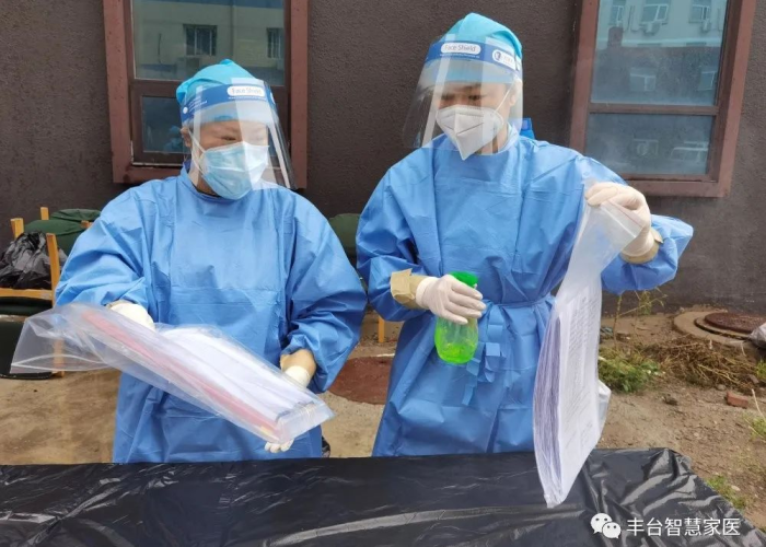 疫情医务人员感动的事（疫情下医务人员感人的瞬间）