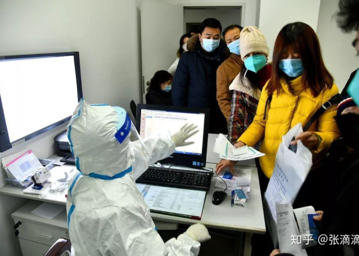 疫情医务人员感动的事（疫情下医务人员感人的瞬间）